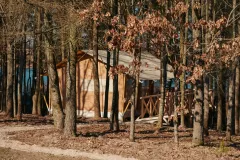 widok na wejście do namiotu