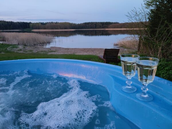 jacuzzi w domku nad jeziorem