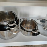 Wyposażenie : Garnki z pokrywkami