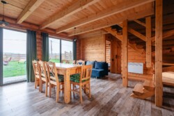 Salon w domku nad jeziorem