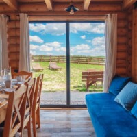 Widok z wnętrza domku na ogród i jezioro. Widok z wnętrza domku na ogród i jezioro.