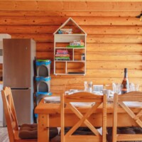 Wygląd salonu z jadalnią domku. Wygląd salonu z jadalnią domku.