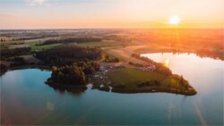 Widok na domki nad jeziorem