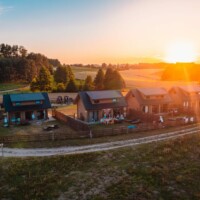 Widok z lotu ptaka na domki fron Widok z lotu ptaka na domki część frontowa