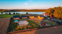 Widok na jezioro z domków