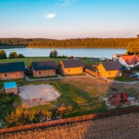 Widok na działkę od strony wejść na wieczór panieński Widok na działkę od strony wejść do domków na wieczór panieński