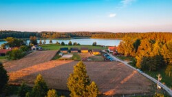Widok na krajobraz przed domkami